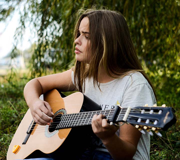 Free Music in the Garden with Lisa Elfrey